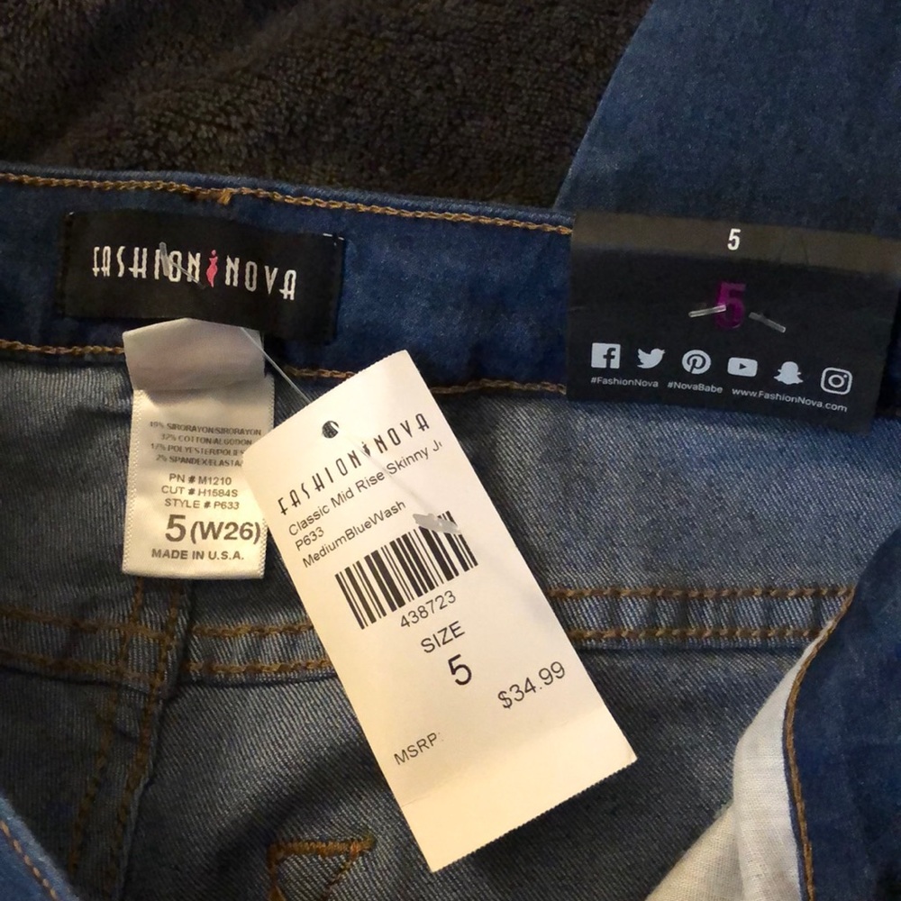 Classic mid rise skinny jeans. Super stretchy - Picture 5 of 5